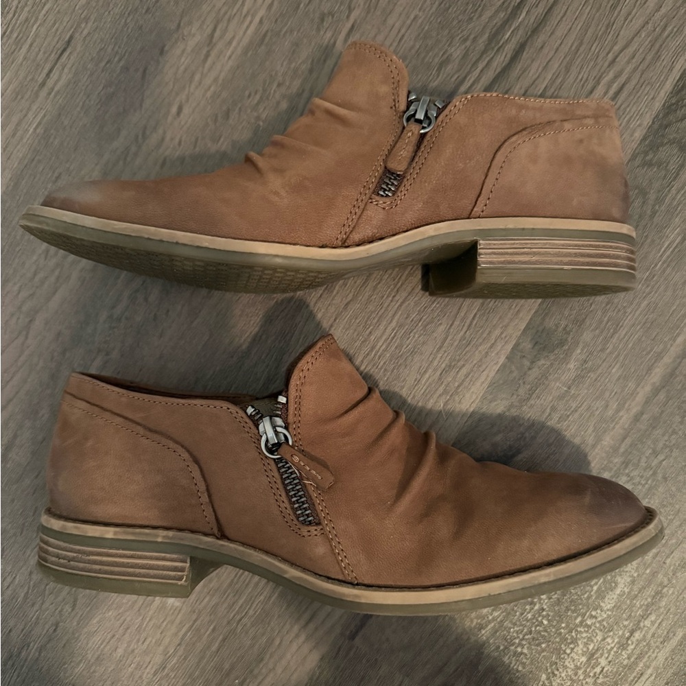Clarks Cazmin Pace Low Cut Booties 9